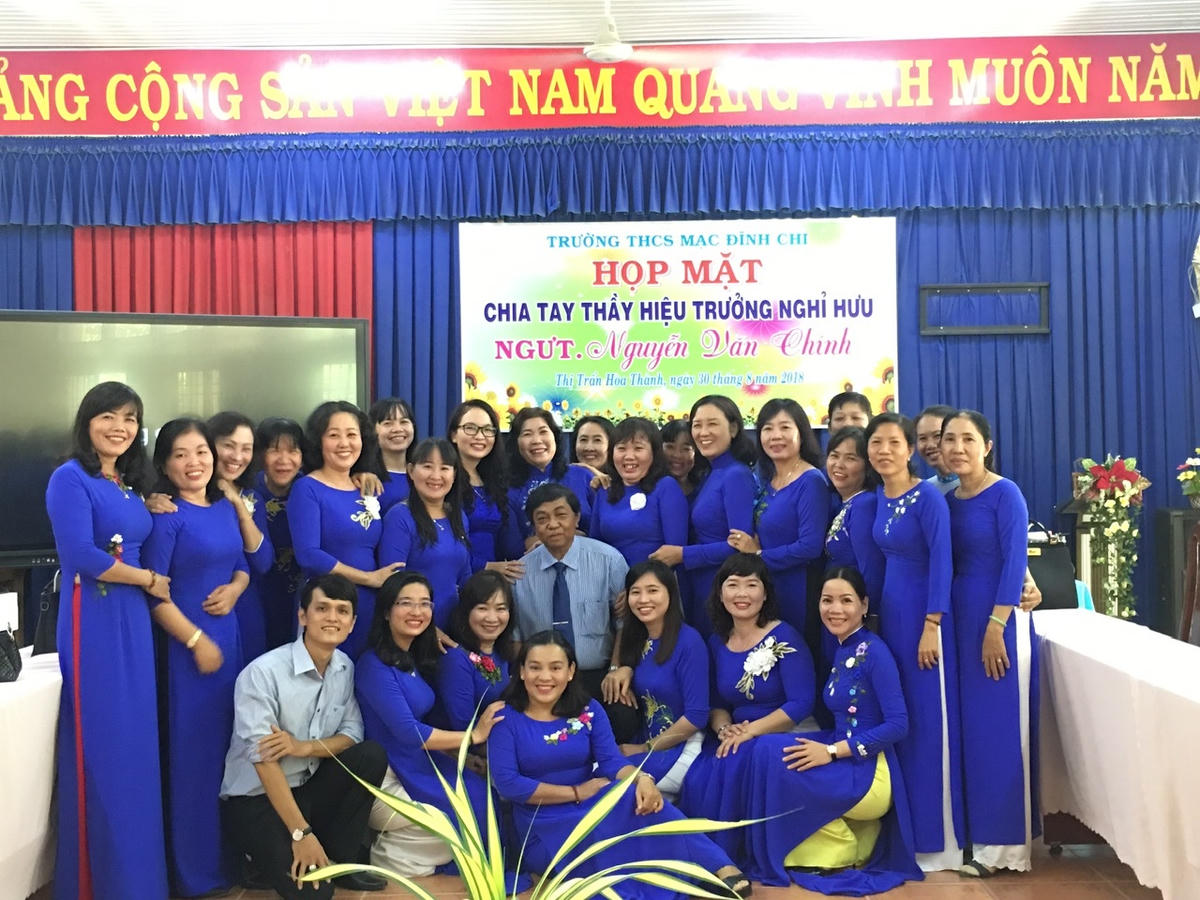 Thầy Nguyễn Văn Chính trong buổi chia tay với các thầy cô trường THCS Mạc Đĩnh Chi. Ảnh: L.Tiến.