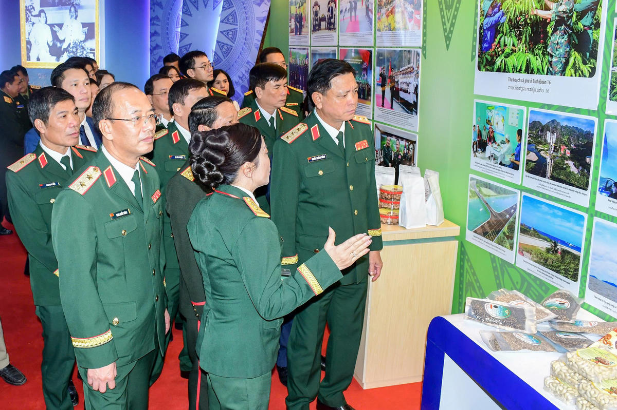 Thượng tướng Nguyễn Trường Thắng,Thứ trưởng Bộ Quốc phòng tham quan gian trưng bày tại hội chợ. Ảnh: A.V