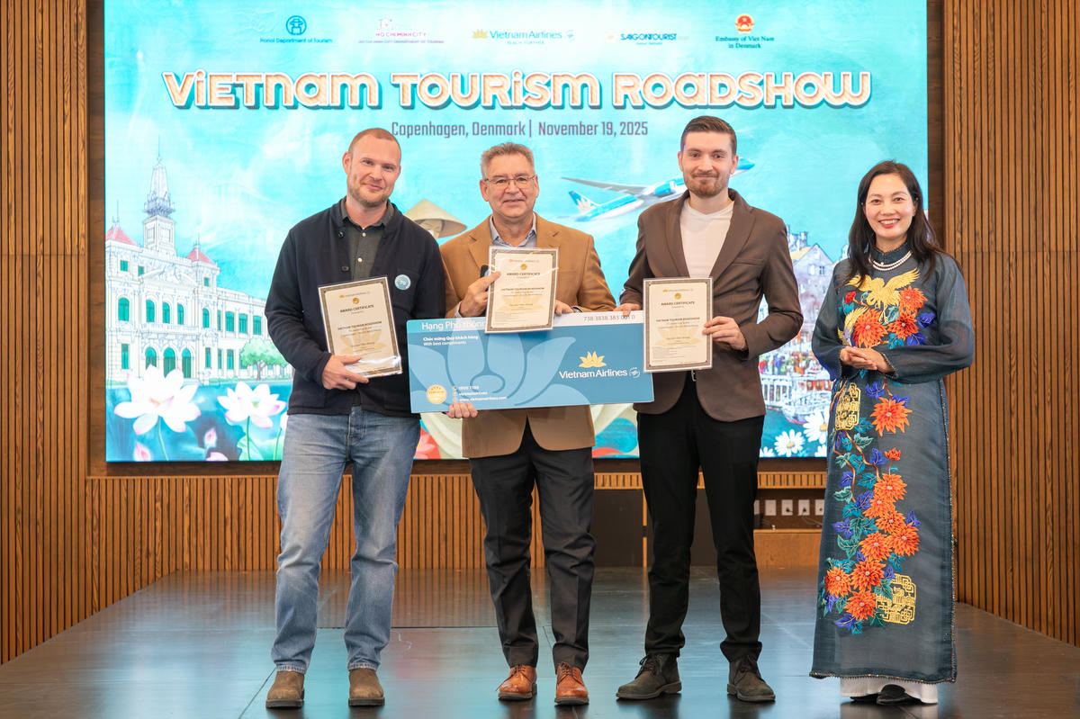  Đại biểu tham dự nhận giải thưởng từ chương trình "Vòng quay may mắn" trong khuôn khổ sự kiện.