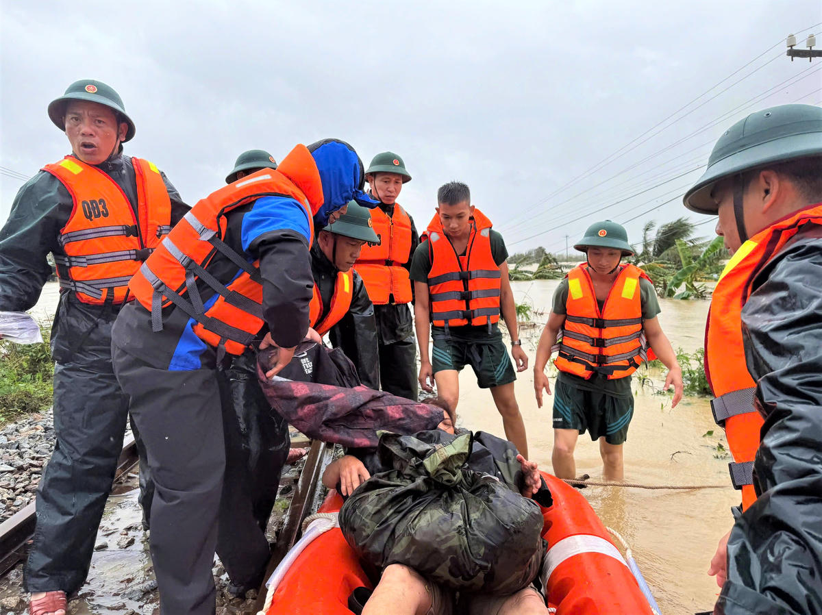 Lực lượng Sư đoàn 31 đang đưa người bệnh đến nơi an toàn điều trị. Ảnh: CV.