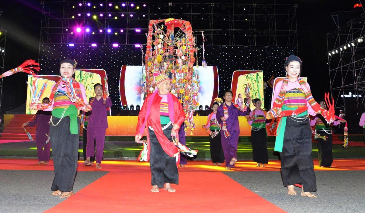 Bà Tắng tham gia diễn xướng dân gian văn hoá các dân tộc tại Quảng Ngãi năm 2024. Ảnh: Kim Ngân