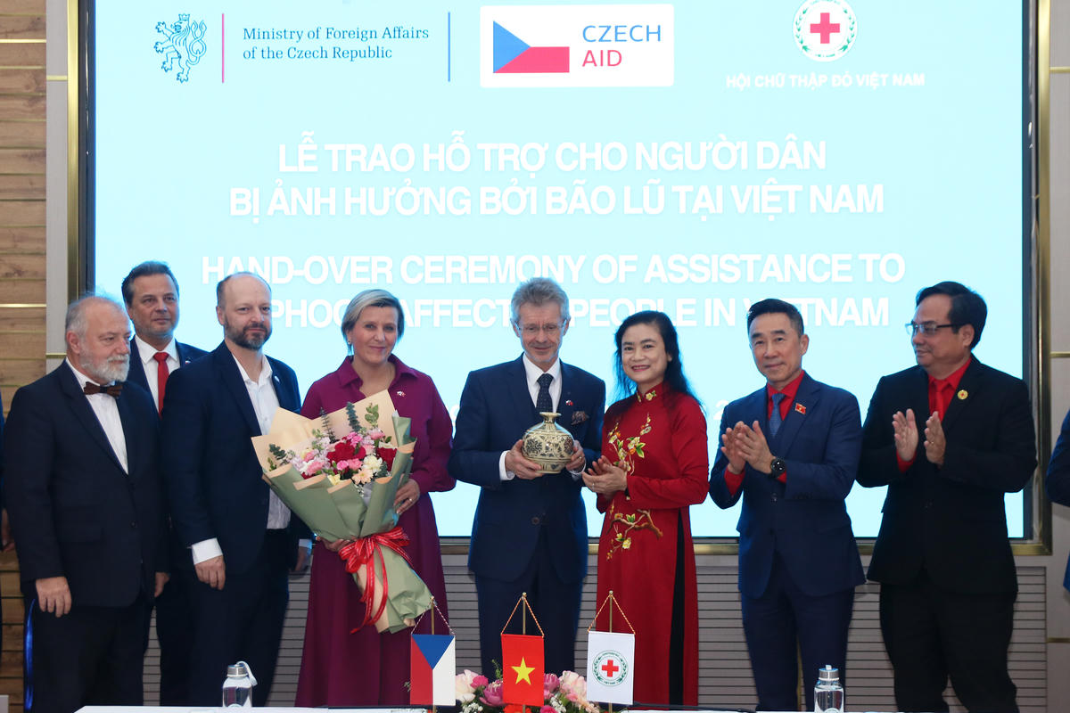 Chủ tịch Trung ương Hội Chữ thập đỏ Việt Nam Đỗ Thị Thu Thảo tặng quà lưu niệm cho ông Milos Vystrcil. Ảnh: Tiến Đạt.