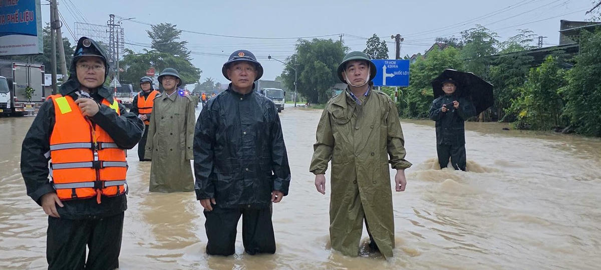Ông Nghiêm Xuân Thành Bí thư Tỉnh ủy Khánh Hòa  cùng lãnh đạo tỉnh đi tận các khu vực nước lớn để chỉ đạo công tác cứu hộ cứu nạn. (ảnh M.H)