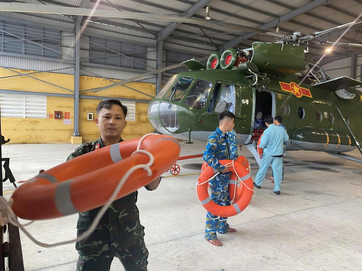 Lực lượng Bộ CHQS TP Đà Nẵng vận chuyển phao cứu sinh, áo phao cho đồng bào tỉnh Gia Lai và&nbsp;Đắk Lắk. Ảnh: CV.