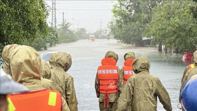 Lực lượng chức năng có mặt vùng ngập lũ từ sáng sớm 19/11.