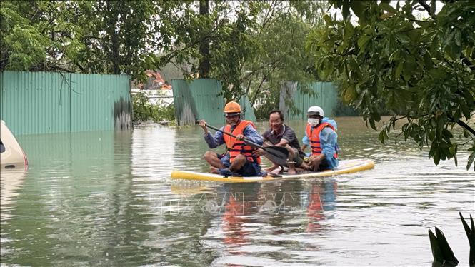 Dùng chèo súp chở người dân đến nơi an toàn.