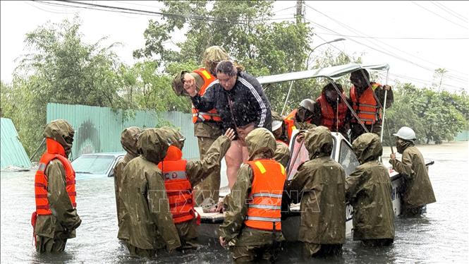 Công an dùng ca nô ứng cứu người dân phường Tuy Hoà bị ngập lũ.