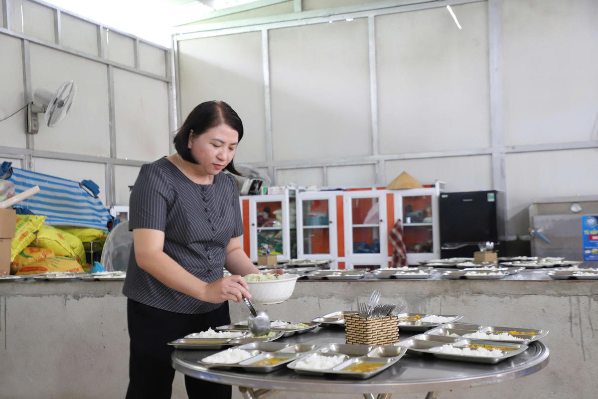 Cô giáo Huỳnh Thị Thùy Dung chuẩn bị chu đáo những suất ăn trưa miễn phí cho học sinh có hoàn cảnh khó khăn. Ảnh: Đỗ Lâm.