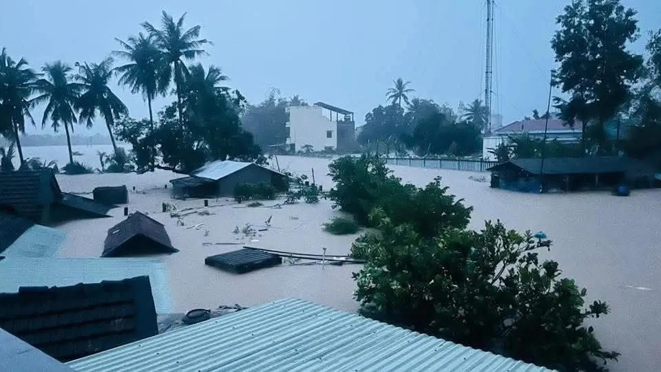 Sơ tán dân khỏi vùng ngập lũ. Ảnh: Internet.