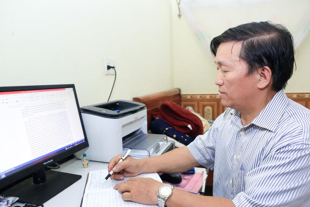 Dù đã nghỉ hưu, nhưng ông Pó vẫn tiếp tục hành trình gắn bó với cộng đồng người Mông, nơi ông sinh ra và lớn lên. Ảnh: Đặng Trung