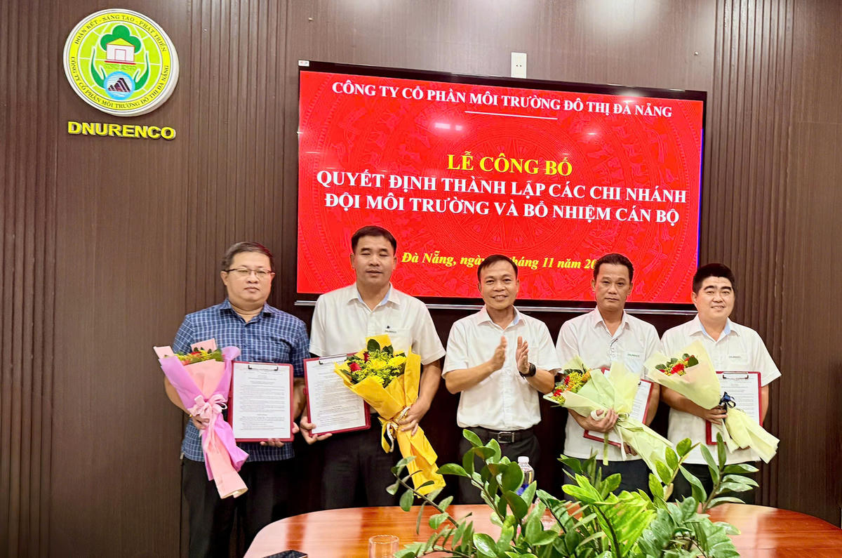 Ông Phạm Thanh Phúc, Chủ tịch HĐQT Công ty (giữa) công bố thành lập các Đội Môi trường và bổ nhiệm cán bộ. Ảnh: Nguyễn Tú.