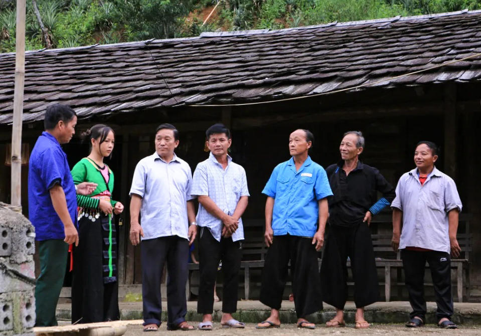 Là người có uy tín trong cộng đồng người Mông, ông Pó rất trách nhiệm trong mỗi lời nói và hành động. Ảnh: Đặng Trung.