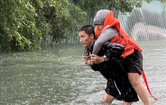 Di dời một trẻ em đến nơi an toàn.