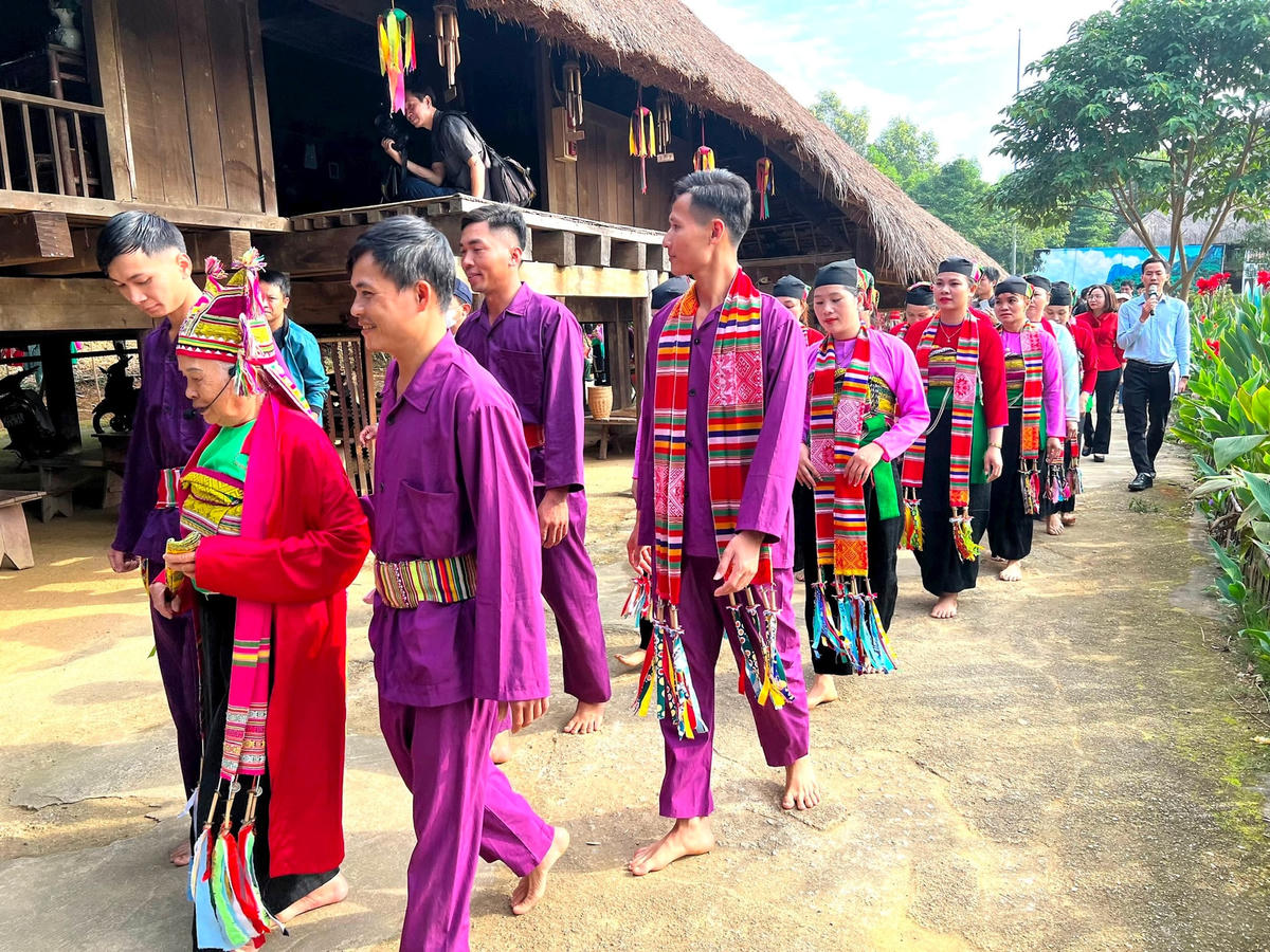 Dù đã ở tuổi 80, bà Tắng vẫn trăn trở nỗi lo tìm lớp kế cận để bảo tồn di sản văn hoá dân tộc Mường. Ảnh: Minh Hải