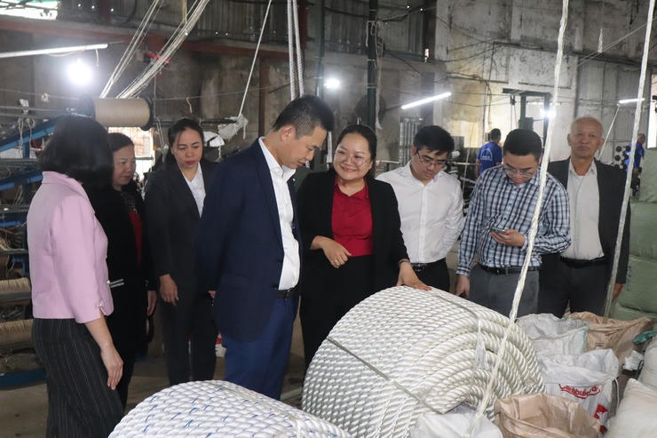 Lãnh đạo xã Phú Xuyên thăm, kiểm tra hoạt động sản xuất làng nghề trên địa bàn xã