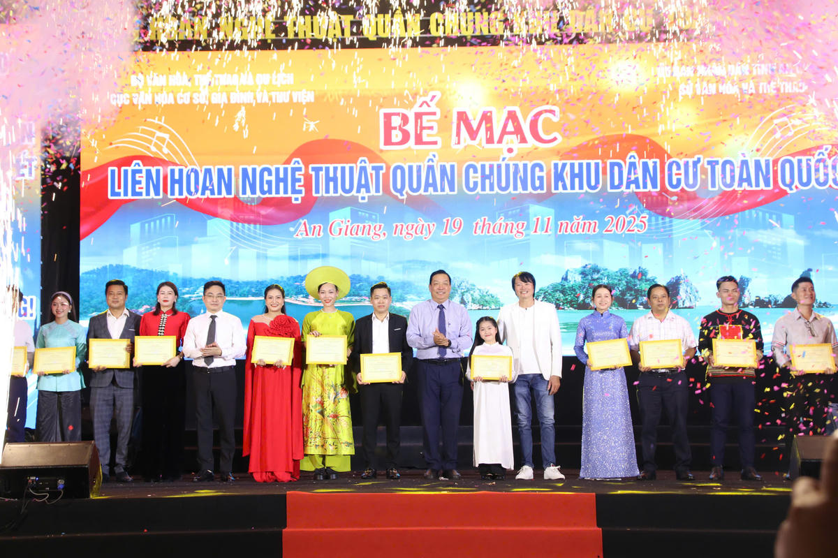 Ban Tổ chức trao Giải A cho các tiết mục tại Liên hoan.