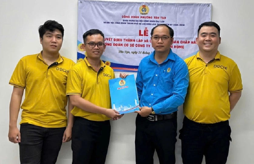 Đại diện Công đoàn phường Tân Tạo, TP HCM trao quyết định thành lập cho Ban Chấp hành Công đoàn cơ sở Công ty TNHH Dochi Home. Ảnh: Mai Chi