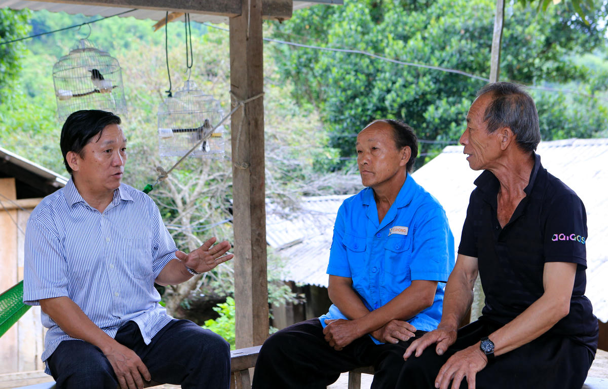 Là người con của bản, vì vậy, ông Pó rất dễ dàng truyền đạt những ý kiến tích cực của mình tới đồng bào Mông. Ảnh: Đặng Trung