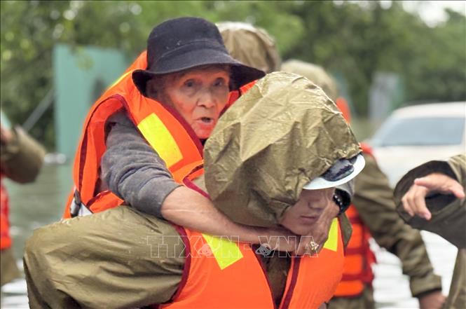 Di dời kịp thời một người già phường Tuy Hoà đến nơi an toàn.