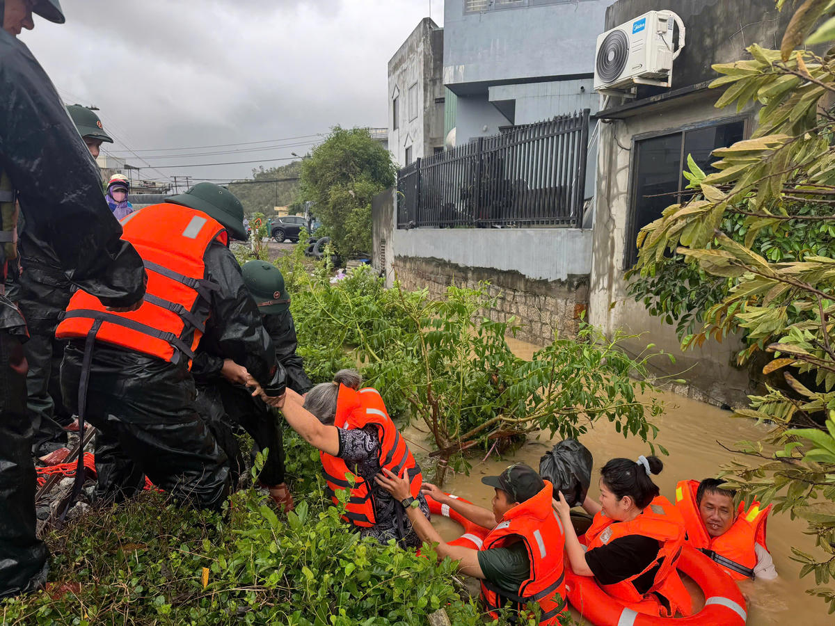 Lực lượng chức năng khẩn trương ứng cứu người dân vùng ngập ở phường Quy Nhơn Bắc. Ảnh: Đình Sang.