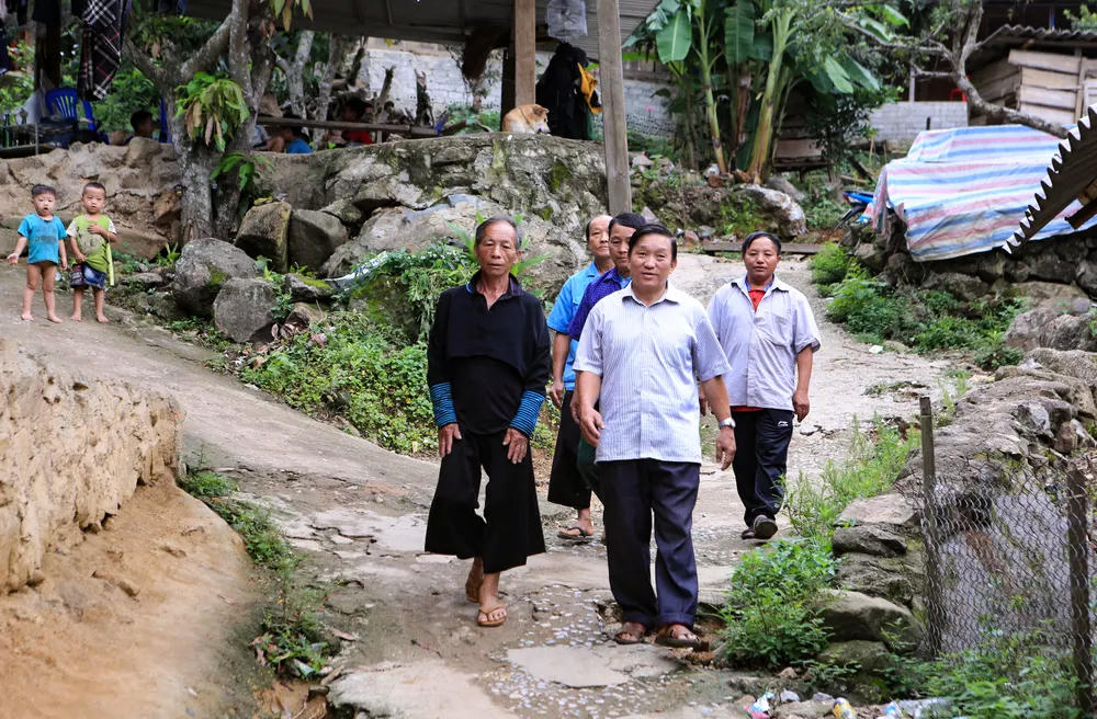 Ông Lầu Minh Pó (đi đầu) kiên trì vận động, giúp đồng bào Mông dần từ bỏ các hủ tục lạc hậu. Ảnh: Đặng Trung