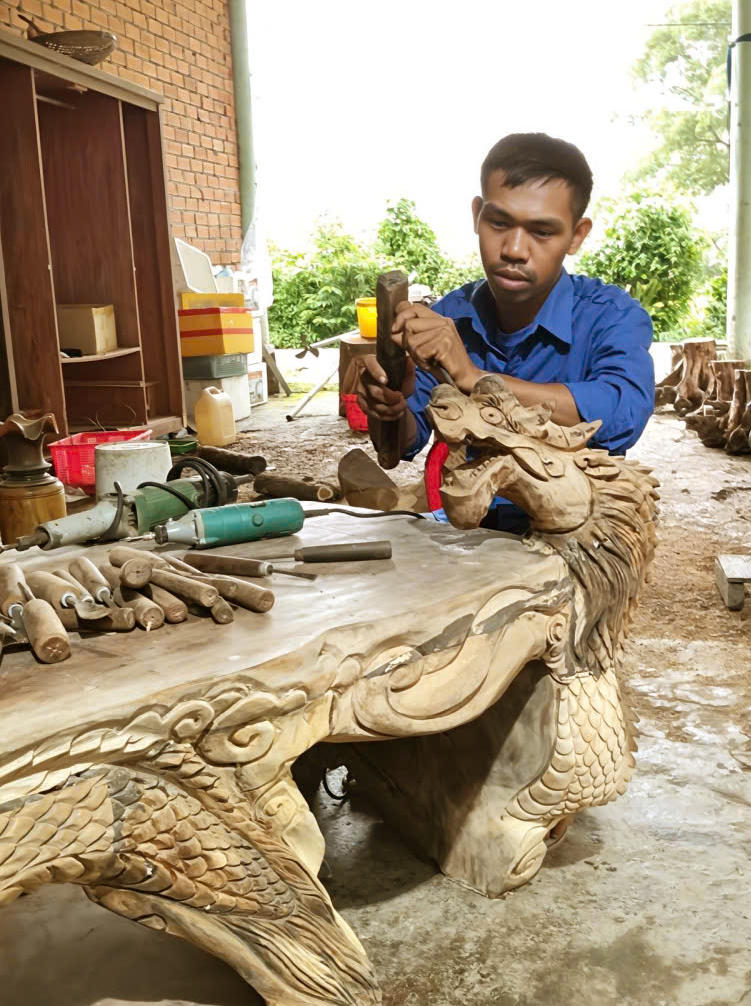 Anh Hữu Minh Tài (Đoàn viên Chi đoàn - ấp Đường Đào, xã Hồ Thị Kỷ),&nbsp;xây dựng cơ sở sản xuất điêu khắc gỗ,&nbsp;giải quyết việc làm cho thanh niên và lao động địa phương.&nbsp;