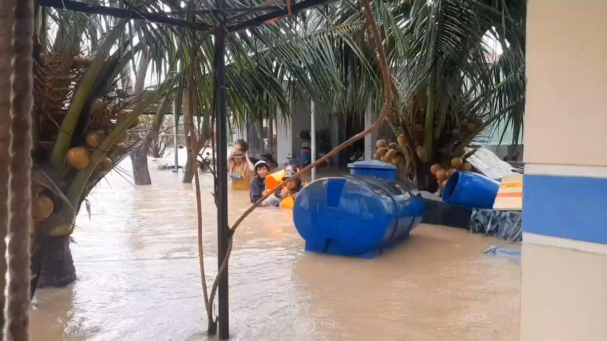 Nhiều khu vực phường Quy Nhơn Đông bị ngập nước sâu. Ảnh: CV.