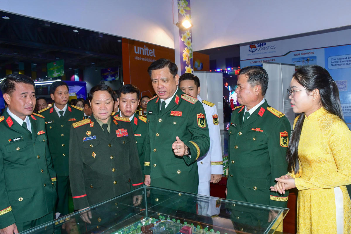 Thượng tướng Nguyễn Trường Thắng,Thứ trưởng Bộ Quốc phòng tham quan gian trưng bày tại hội chợ. Ảnh: A.V