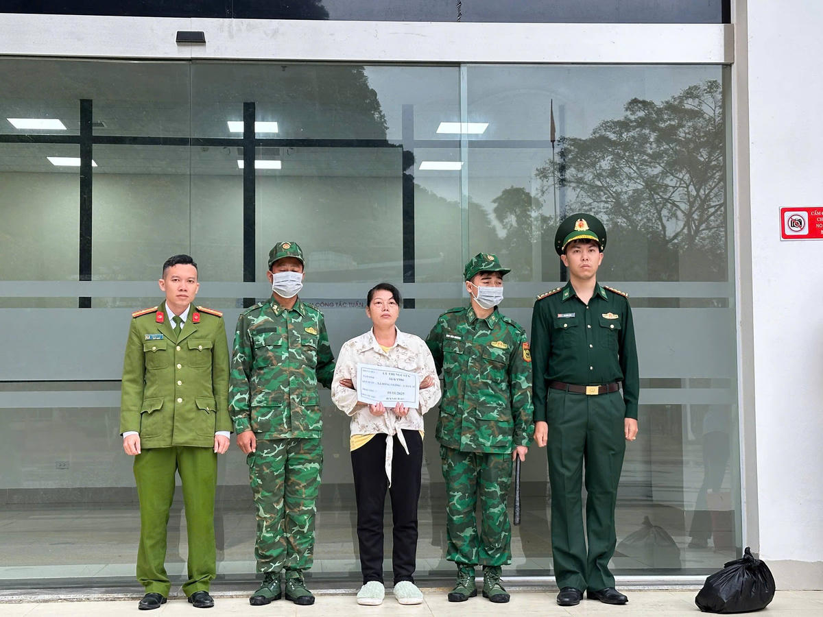 Lực lượng chức năng bắt giữ đối tượng Lý Thị Nguyên tại khu vực cửa khẩu. Ảnh: Công an tỉnh Lào cai.