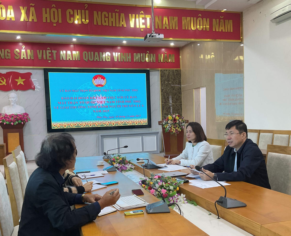 Ông Bùi Văn Luyến (phải), Phó Chủ tịch Ủy ban MTTQ tỉnh Phú Thọ trao đổi với phóng viên Đại đoàn kết về công tác phối hợp Chương trình "Vinh danh Người truyền lửa"