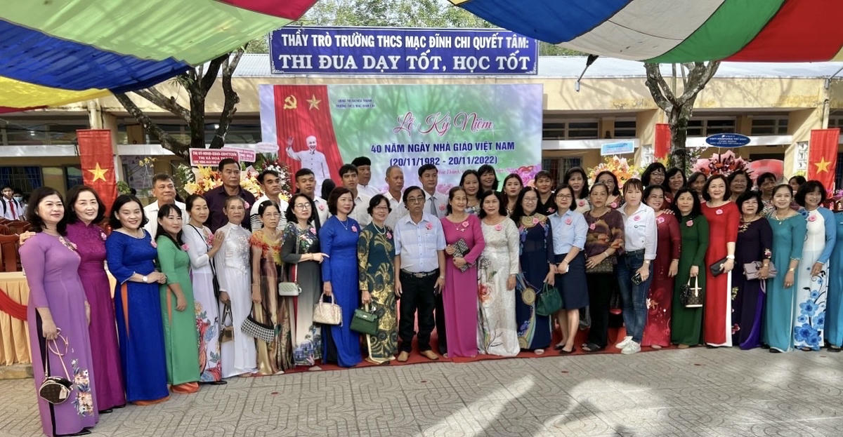 Nhà giáo Ưu tú Nguyễn Văn Chính và các thế hệ thầy cô trong một lần về thăm trường xưa. Ảnh: L.Tiến.