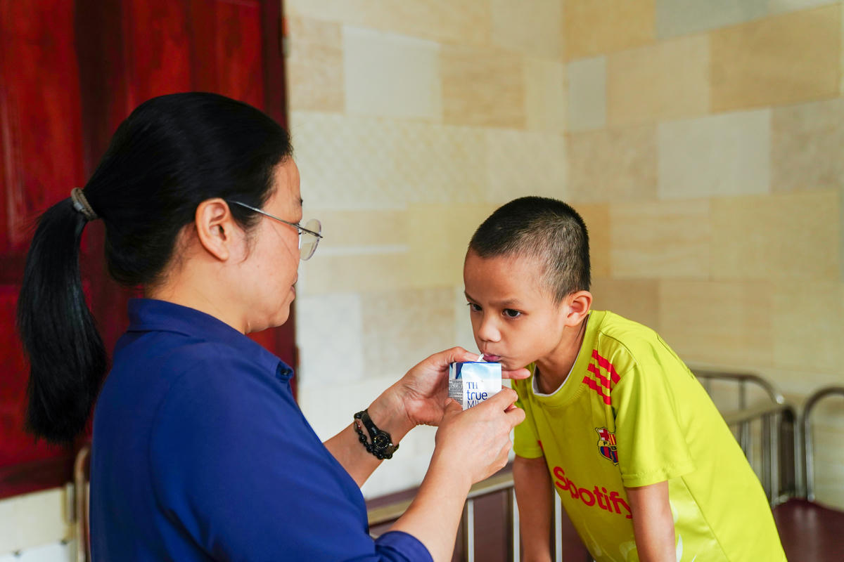 Ngày cũng như đêm, tu sĩ trở thành người mẹ chăm bẵm những đứa con thơ, từ pha sữa đến thay tã, thuốc thang khi các cháu ốm đau, bệnh tật.