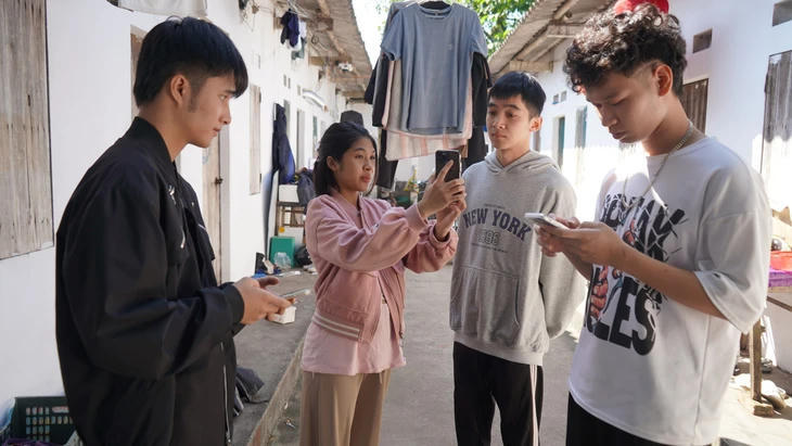 Cảnh báo chiêu trò mượn điện thoại để cài app vay tiền online