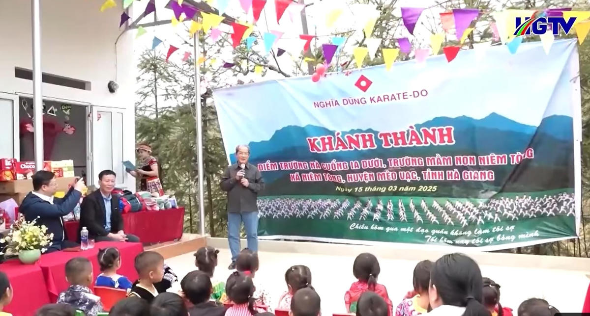 Thầy Nguyễn Văn Dũng tại Lễ khánh thành điểm trường Nà Cuống 1 A Lưới, trường mầm non Niêm Tòng, tỉnh Hà Giang (cũ)