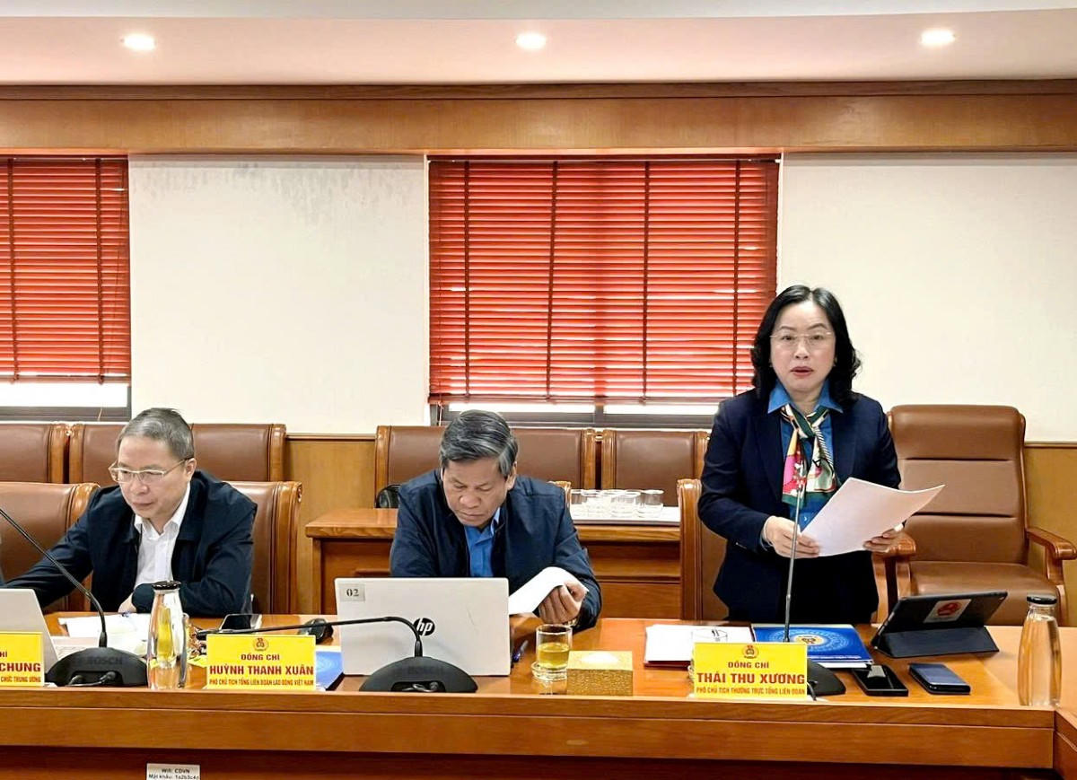 Bà Thái Thu Xương, Phó Chủ tịch Thường trực Tổng LĐLĐ Việt Nam trình bày Tờ trình dự thảo Báo cáo của Ban Chấp hành Tổng Liên đoàn khóa XIII tại Đại hội Công đoàn Việt Nam lần thứ XIV, nhiệm kỳ 2026 - 2031 (lần 1). 