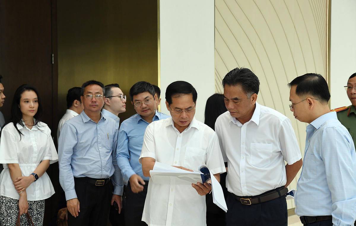 Phó Thủ tướng Bùi Thanh Sơn kiểm tra các địa điểm được thành phố lựa chọn tổ chức các hoạt động trong khuôn Diễn đàn Kinh tế mùa Thu 2025. Ảnh: H.M