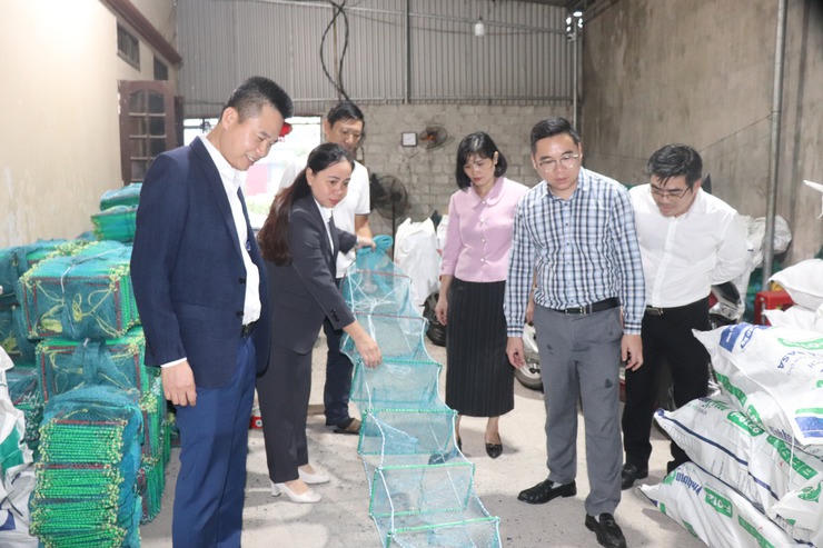 푸쑤옌 사당위원회 서기인 응우옌쑤언탄이 해당 지역의 전통 낚싯줄 공예 마을의 생산 활동을 방문하여 시찰했습니다.