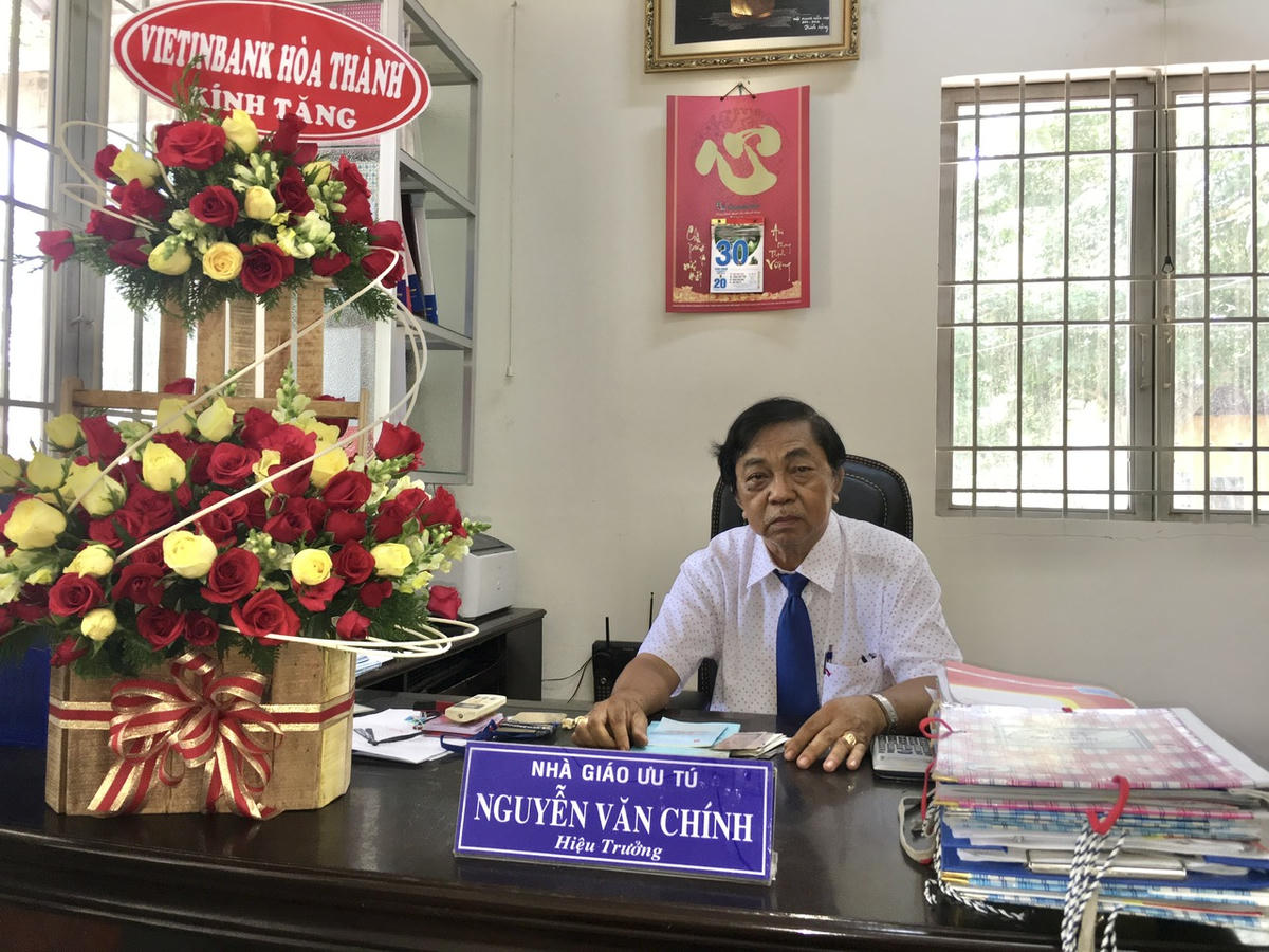 Nhà giáo Ưu tú Nguyễn Văn Chính gắn bó suốt 27 năm với ngôi trường THCS Mạc Đĩnh Chi. Ảnh: L.Tiến.