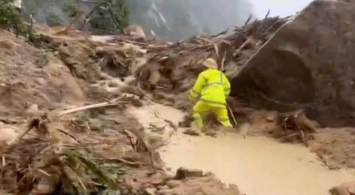 Khối đất đá tràn xuống đường gây ách tắc giao thông đoạn qua đèo Khánh Lê. Ảnh: CA.