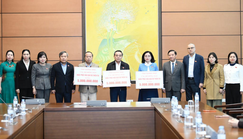 Tỉnh Quảng Ninh trao kinh phí hỗ trợ 3 địa phương Gia Lai, Khánh Hòa, Đắk Lắk khắc phục hậu quả do mưa lũ gây ra. Ảnh: QMG