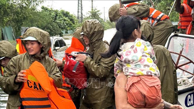 Cứu giúp trẻ em và di dời đồ đạt cho người dân.