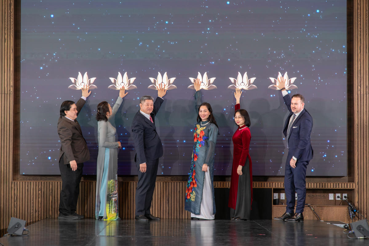 Các đại biểu thực hiện nghi thức công bố đường bay thẳng Hồ Chí Minh - Copenhagen của Vietnam Airlines từ ngày 15/12/2025.