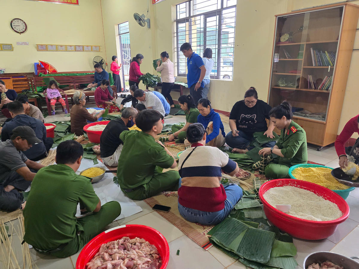 Công an và người dân phường Tân An gói bánh chưng tiếp sức đồng bào vùng lũ Đắk Lắk. Ảnh: SĐ.
