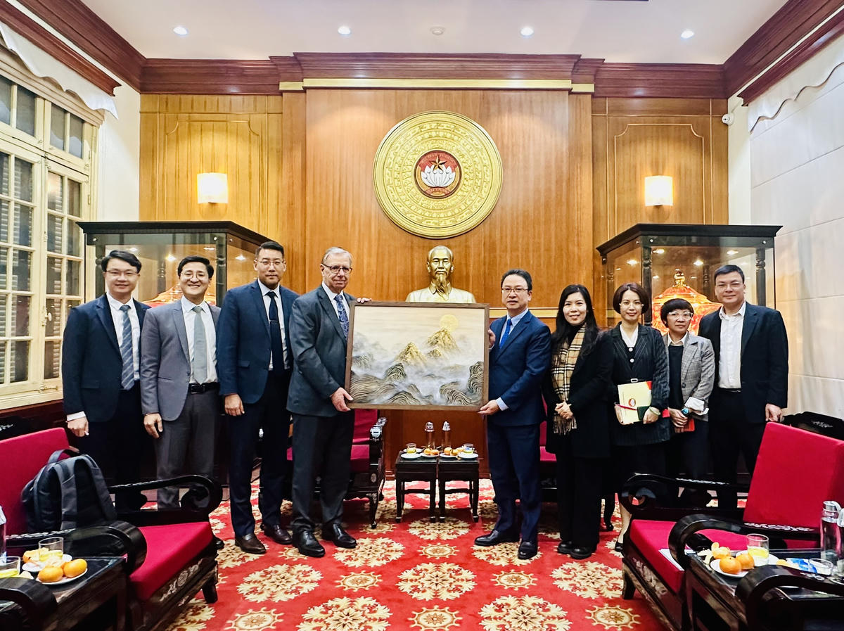 Đoàn Hội thánh Nhân chứng Giê-hô-va Hoa Kỳ tặng quà lưu niệm&nbsp;Ban Dân tộc - Tôn giáo,.  Ủy ban Trung ương MTTQ Việt Nam