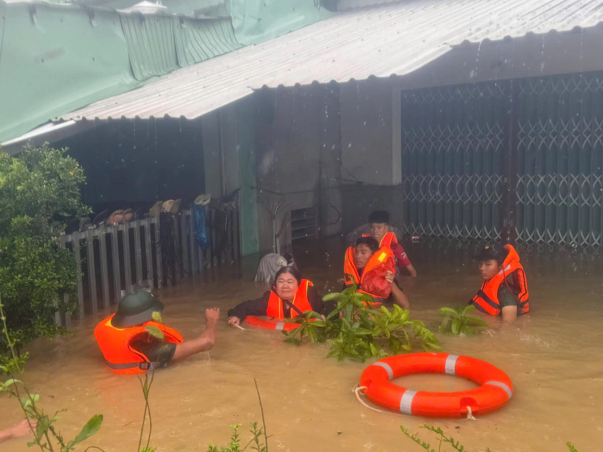 Lực lượng chức năng ứng cứu người dân phường Quy Nhơn Bắc, tỉnh Gia Lai bị ngập lụt. Ảnh: CV.