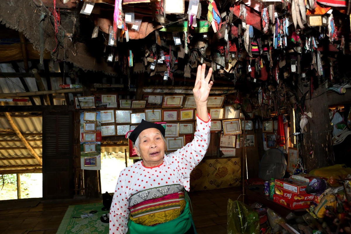 Bà Tắng kể về thời khắc được 'ma Nổ' chọn để trở thành bà Máy. Ảnh: Lê Dương