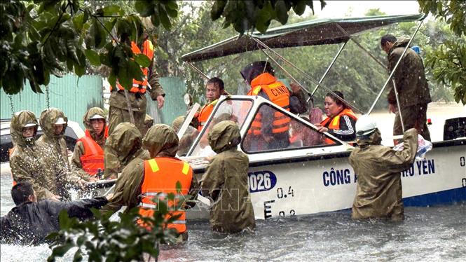 Dùng ca nô ứng cứu người dân.