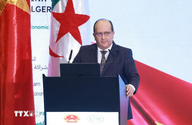 Thủ tướng Algeria Sifi Ghrieb phát biểu tại Diễn đàn kinh tế Việt Nam-Algeria. (Ảnh: Dương Giang/TTXVN)