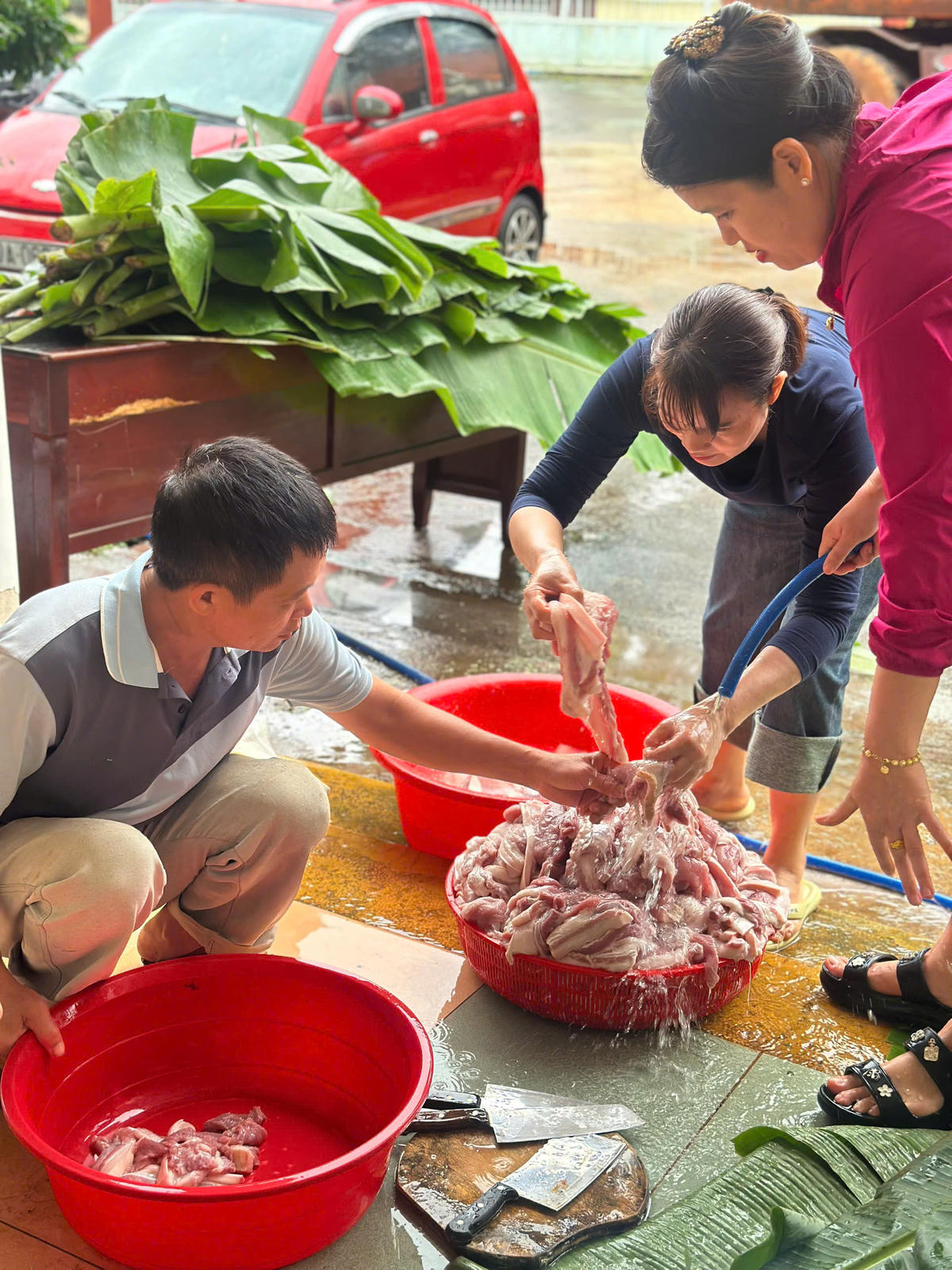 Bà con tập trung về hội trường gói bánh chưng. Ảnh: SĐ.