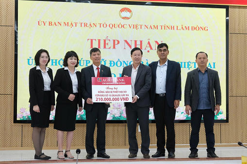 Ông Phạm Triều - Ủy viên Ban Thường vụ Tỉnh ủy, Phó Chủ tịch MTTQ Việt Nam tỉnh Lâm Đồng, tiếp nhận kinh phí ủng hộ đồng bào bị thiệt hại do cơn bão số 13.